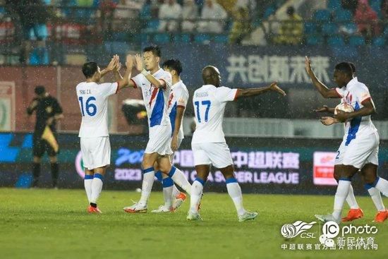 叶辰连我都敢坑，一定得拿着这张支票，在女儿面前，当面跟他对症。